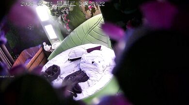 流出情趣酒店偷拍情人节相聚急不可耐的学生情侣眼镜妹给男友舔硬鸡巴啪啪