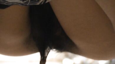 魔手外购极品厕拍！厕拍达人流窜写字间，商场各大女厕，拍露脸全身在进去拍她们嘘嘘，肥厚阴唇女好像在自慰连续扣弹阴蒂